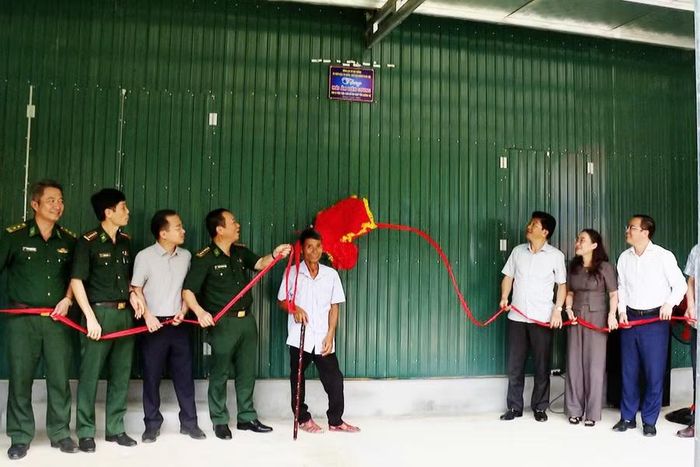 Lãnh đạo tỉnh và BĐBP thực hiện nghi thức khánh thành nhà.