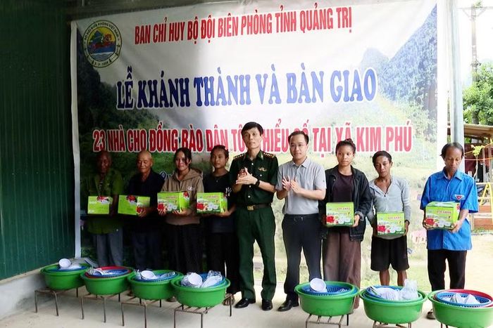 Lãnh đạo xã Kim Phú và Đồn Biên phòng Cà Xèng tặng quà cho bà con.