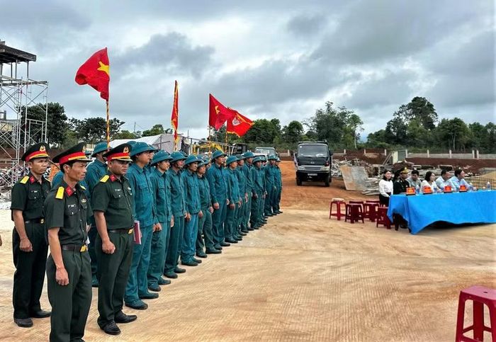 Các đơn vị ra quân hỗ trợ xây dựng trường tại xã Hướng Phùng.