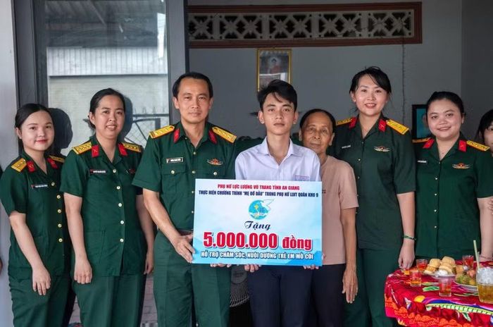 Trao hỗ trợ cho em Mai Huỳnh Nhựt Long (ngụ ấp Đông Bình Trạch, xã An Châu).