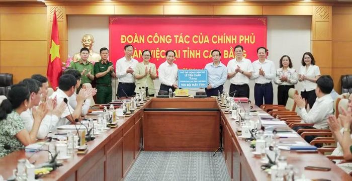 Phó Thủ tướng Lê Tiến Châu tặng ngành giáo dục tỉnh Cao Bằng 100 bộ máy tính.