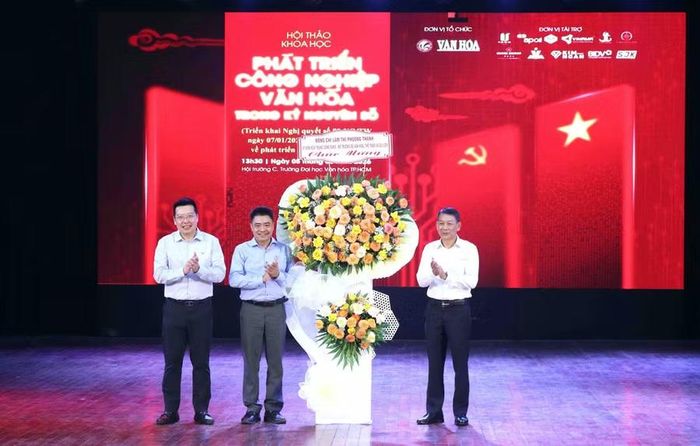 Bà Lâm Thị Phương Thanh - Bộ trưởng Bộ Văn hóa, Thể thao và Du lịch gửi hoa chúc mừng hội thảo. Ảnh: Bảo Anh.
