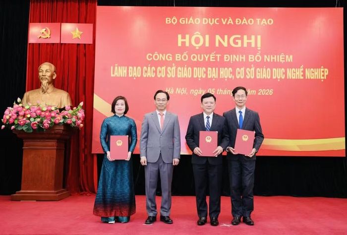 Bộ trưởng Bộ GD&ĐT Hoàng Minh Sơn trao các quyết định bổ nhiệm cho ban lãnh đạo ĐH Thái Nguyên.