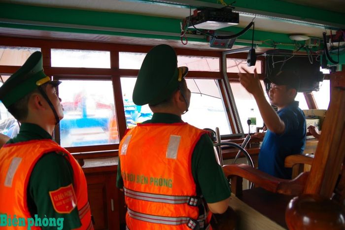 Bộ đội Biên phòng tỉnh Ninh Bình kiểm tra thiết bị giám sát hành trình tàu cá. Ảnh: Minh Khôi
