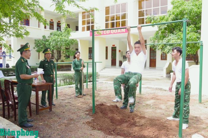 Kiểm tra thể lực cán bộ, chiến sĩ. Ảnh: Lê Khoa
