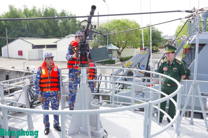 Đại tá Trần Văn Le, Phó Tham mưu trưởng Bộ đội Biên phòng trực tiếp kiểm tra khẩu đội súng máy phòng không trên tàu. Ảnh: Lê Khoa