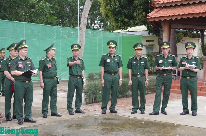 Các thành viên Đoàn kiểm tra quan sát quy trình xử lý tình huống của đơn vị. Ảnh: Lê Khoa