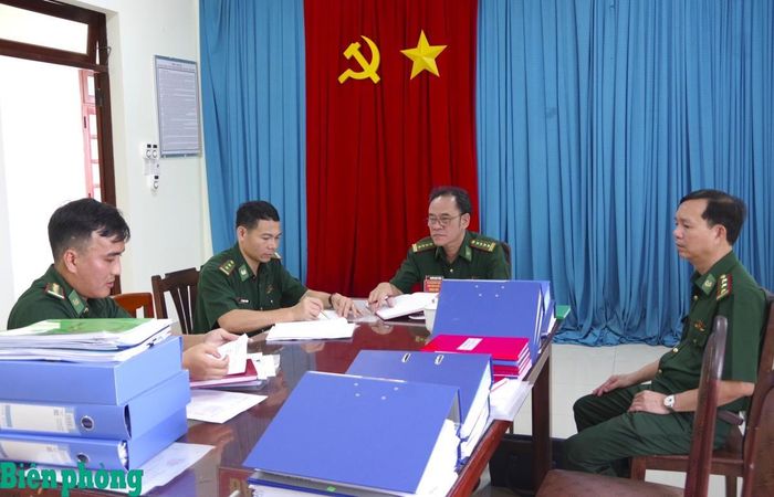 Đại tá Nguyễn Quốc Cường, Phó Chủ nhiệm Chính trị Bộ đội Biên phòng kiểm tra hồ sơ, sổ sách chuyên ngành công tác Đảng, công tác chính trị. Ảnh: Lê Khoa