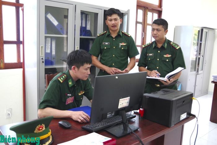 Kiểm tra hệ thống văn bản trên máy tính của đơn vị. Ảnh: Lê Khoa