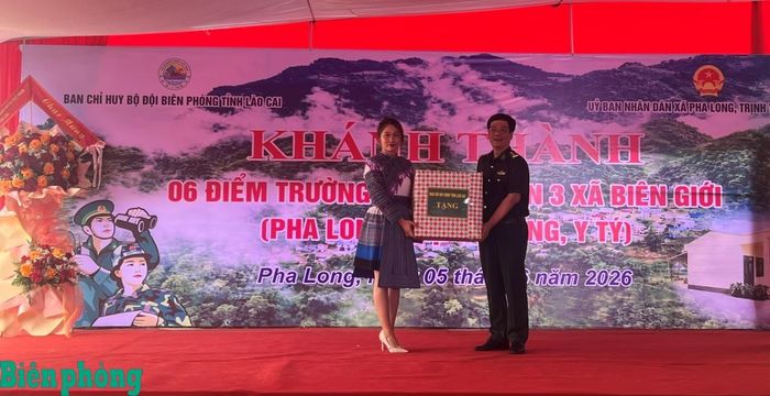 Đại tá Nguyễn Phi Khanh, Chỉ huy trưởng Ban Chỉ huy Bộ đội Biên phòng tỉnh Lào Cai trao quà tặng các thầy cô giáo và học sinh nhân dịp khánh thành các điểm trường. Ảnh: Duy Khiêm