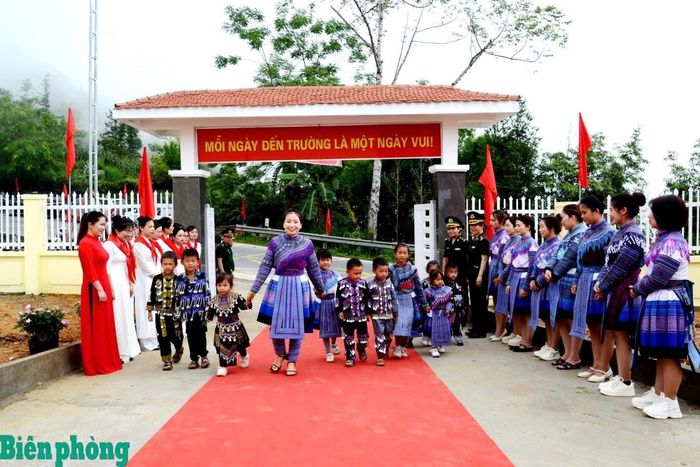 Niềm vui của cô trò trong ngày khánh thành điểm trường mới. Ảnh: Duy Khiêm