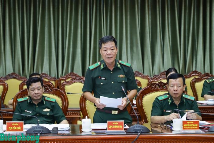Thiếu tướng Văn Ngọc Quế, Phó Chủ nhiệm Chính trị Bộ đội Biên phòng phát biểu tại hội nghị. Ảnh: Ngọc Lâm