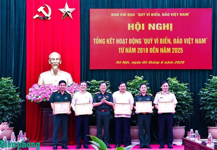 Đại tướng Nguyễn Tân Cương trao Bằng khen của Bộ Quốc phòng tặng các tập thể có thành tích xuất sắc trong công tác tuyên truyền, vận động, xây dựng và phát triển "Quỹ vì biển, đảo Việt Nam" giai đoạn 2018 - 2025. Ảnh: Thanh Xuân