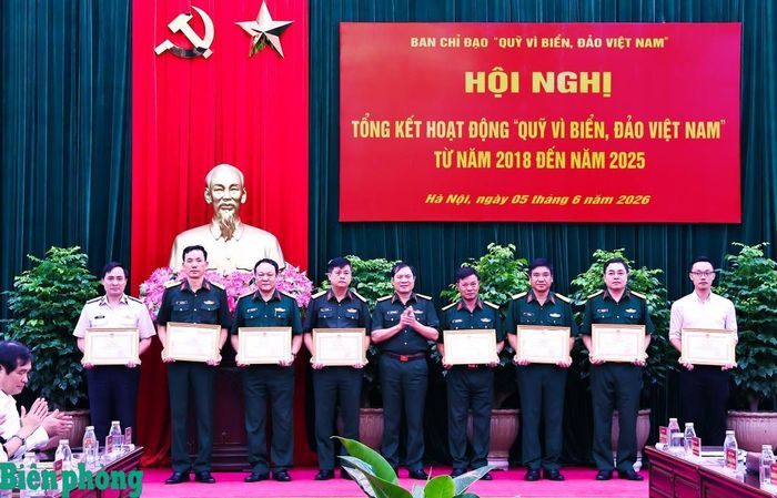 Đại tướng Nguyễn Tân Cương trao Bằng khen của Bộ Quốc phòng tặng các cá nhân có thành tích xuất sắc trong công tác tuyên truyền, vận động, xây dựng và phát triển "Quỹ vì biển, đảo Việt Nam" giai đoạn 2018 - 2025. Ảnh: Thanh Xuân