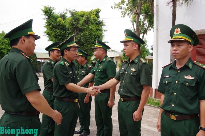 Thiếu tướng Vũ Quốc Ân cùng đoàn công tác đến làm việc tại Đồn Biên phòng cửa khẩu cảng Cửa Lò - Bến Thủy. Ảnh: Viết Lam