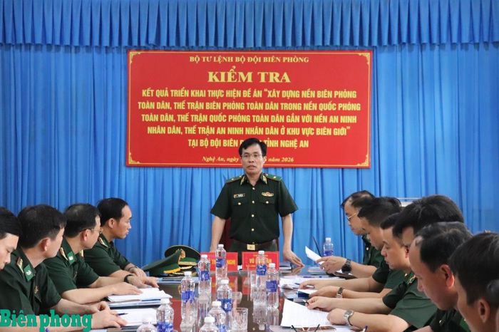 Thiếu tướng Vũ Quốc Ân kết luận kiểm tra tại Đồn Biên phòng cửa khẩu cảng Cửa Lò - Bến Thủy. Ảnh: Viết Lam