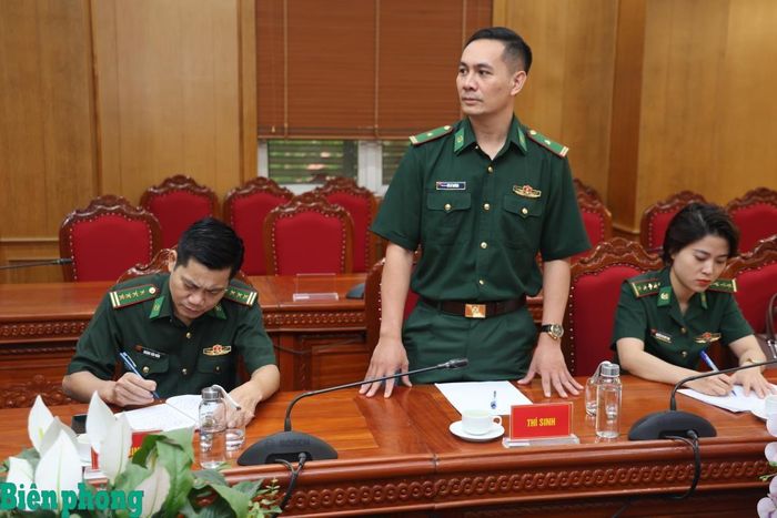 Thiếu tá Vũ Lý Huỳnh, Chính trị viên phó Đồn Biên phòng Xuân Đài, Bộ đội Biên phòng tỉnh Đắk Lắk, đại diện thí sinh tham gia Hội thi Báo cáo viên giỏi cấp toàn quân năm 2026 phát biểu quyết tâm. Ảnh: Xuân Khoa