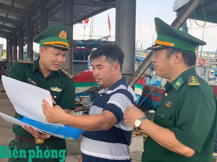 Cán bộ Đồn Biên phòng Quỳnh Phương, Bộ đội Biên phòng tỉnh Nghệ An thường xuyên tuyên truyền cho ngư dân không sử dụng chất nổ, kích điện để khai thác hải sản, tích cực tham gia bảo vệ tài nguyên, môi trường biển. Ảnh: Hải Thượng