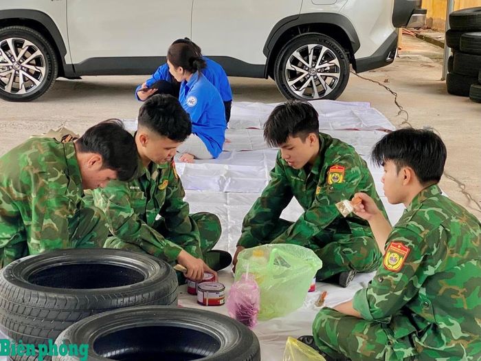 Chi đoàn Đồn Biên phòng Thanh Hải, Bộ đội Biên phòng tỉnh Lâm Đồng phối hợp với Đoàn Thanh niên phường Thanh Hải tổ chức thực hiện công trình thanh niên “Thùng rác tái chế bằng lốp xe”. Ảnh: Văn Hoàn