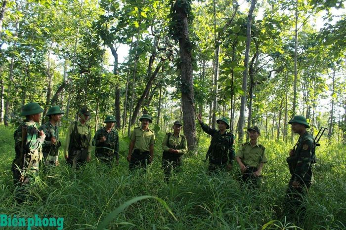 Cán bộ Đồn Biên phòng Yok Đôn, Bộ đội Biên phòng tỉnh Đắk Lắk phối hợp với lực lượng Kiểm lâm Vườn quốc gia Yok Đôn tuần tra bảo vệ rừng. Ảnh: Ngọc Lân