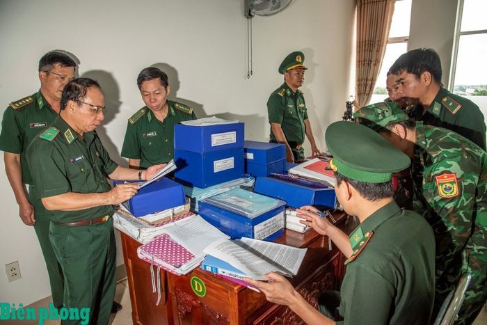 Thiếu tướng Trần Hải Bình, Phó Tham mưu trưởng Bộ đội Biên phòng kiểm tra các văn kiện tác chiến. Ảnh: Lê Văn Chương