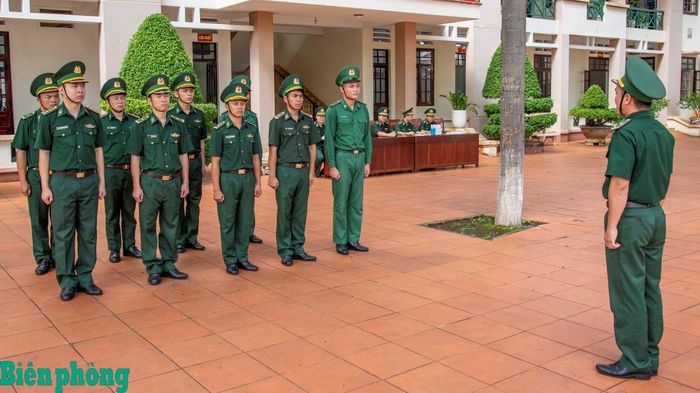 Đoàn kiểm tra kiểm tra việc thực hành huấn luyện đội ngũ từng người không có súng. Ảnh: Lê Văn Chương