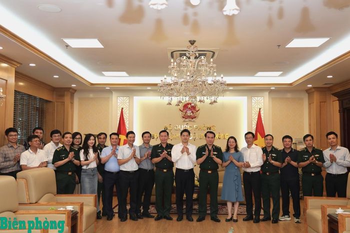 Lãnh đạo Bộ Tư lệnh Bộ đội Biên phòng và Bộ Y tế chụp ảnh lưu niệm. Ảnh: Xuân Khoa