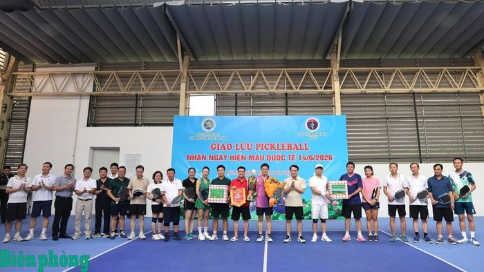 Các đại biểu chụp ảnh lưu niệm tại chương trình giao lưu Pickleball giữa Bộ Tư lệnh Bộ đội Biên phòng và Bộ Y tế. Ảnh: Xuân Khoa