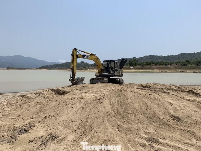 Doanh nghiệp khai thác cát trên hồ suối Dầu, tỉnh Khánh Hòa.