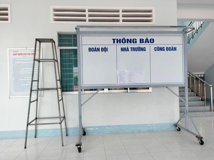 Dụng cụ thầy Tâm làm cho nhà trường.