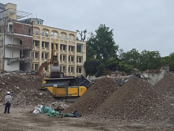 Máy nghiền, phân loại trạc thải xây dựng trực tiếp tại dự án Quảng trường - Công viên phía Đông hồ Hoàn Kiếm.
