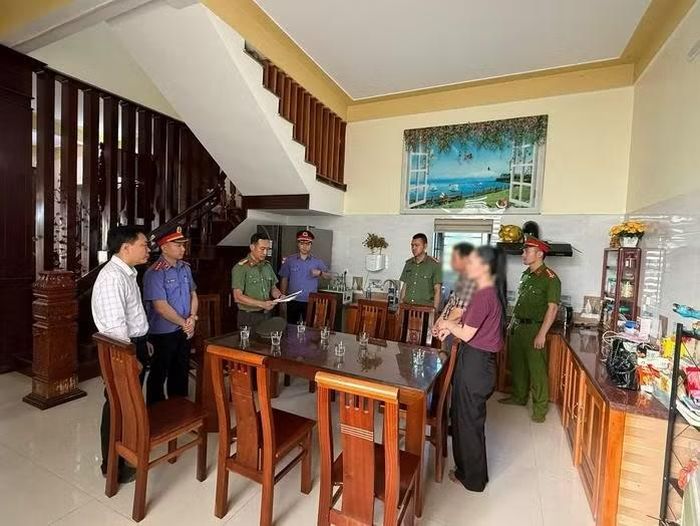 Đọc lệnh khám xét nhà của ông Đông.