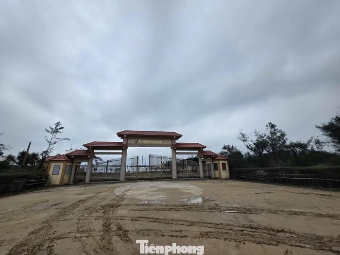 Tại vị trí đất đang bỏ hoang, chủ đầu tư xây dựng cổng, cửa khóa.