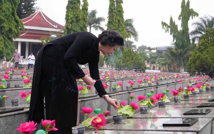 Phó Thủ tướng Phạm Thị Thanh Trà thắp hương tại Nghĩa trang Liệt sĩ phường Đăk Cấm.