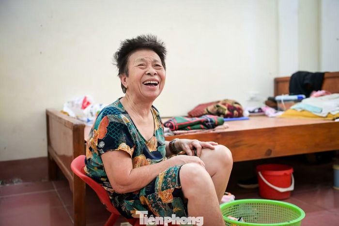 Ngồi trong căn hộ tạm cư rộng 34m² tại Cụm nhà ở sinh viên tập trung phường Nam Định, bà Lê Thị Long (80 tuổi) không giấu được niềm vui.