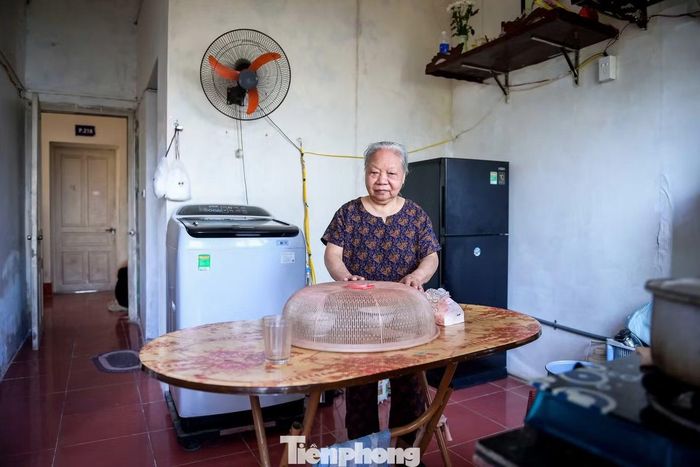  Bà Nguyễn Thị Hợi (79 tuổi), cư dân khu chung cư 181 Hoàng Văn Thụ, cho biết gia đình được bố trí căn hộ rộng hơn 30m² với hai phòng ngủ, một phòng khách và khu vệ sinh khép kín. "Điều kiện sinh hoạt của gia đình tôi ở chung cư 181 Hoàng Văn Thụ vô cùng khó khăn. Ở đó không chỉ nhà ở xuống cấp, mà khu vệ sinh dùng chung lúc nào cũng ẩm thấp, mất vệ sinh. Người già như chúng tôi mỗi lần đi lại, nhất là vào ban đêm hoặc những hôm mưa gió rất vất vả. Giờ được chính quyền địa phương hỗ trợ di dời đến nơi ở mới an toàn, điều kiện sinh hoạt tốt hơn nhiều, tôi cảm kích vô cùng", bà Hợi chia sẻ. Không riêng bà Long, nhiều cư dân khác cũng bày tỏ niềm vui khi được chuyển đến nơi ở mới an toàn, khang trang hơn. 
