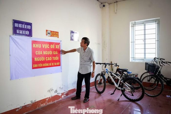  Lãnh đạo Ban Quản lý nhà ở Ninh Bình cho biết, nhằm tạo điều kiện tốt nhất cho cư dân chung cư cũ 181 và 207 Hoàng Văn Thụ đến tạm cư tại Cụm nhà ở sinh viên tập trung, trước ngày triển khai công tác di dời, đơn vị đã chủ động dọn dẹp sạch sẽ phòng ốc, kiểm tra lại hệ thống điện, nước. Do phần lớn cư dân là người cao tuổi, đơn vị đã bố trí chỗ ở từ tầng 1 đến tầng 3; đồng thời, bố trí khu vực để xe miễn phí riêng cho các hộ dân để thuận tiện cho sinh hoạt hằng ngày. Đối với kiến nghị của người dân liên quan đến tiền sử dụng điện, nước sạch tại nơi tạm cư, lãnh đạo Ban Quản lý nhà ở Ninh Bình cho biết đã ghi nhận, tổng hợp và báo cáo UBND tỉnh cùng các sở, ngành chức năng xem xét, quyết định. 