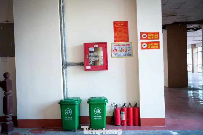 Các điều kiện sinh hoạt cơ bản như điện, nước, an ninh trật tự tại nơi tạm cư được đảm bảo, giúp người dân yên tâm sinh sống.