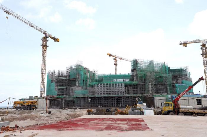 Nổi bật ở vị trí mũi đảo là công trình Nhà hát đa năng với tổng diện tích sàn xây dựng hơn 67.700 m². Đến nay, phần kết cấu bê tông cốt thép của công trình đã hoàn thành khoảng 85% khối lượng. Các nhà thầu đang huy động tối đa nhân lực, thiết bị, triển khai nhiều mũi thi công đồng thời nhằm bảo đảm tiến độ toàn dự án.