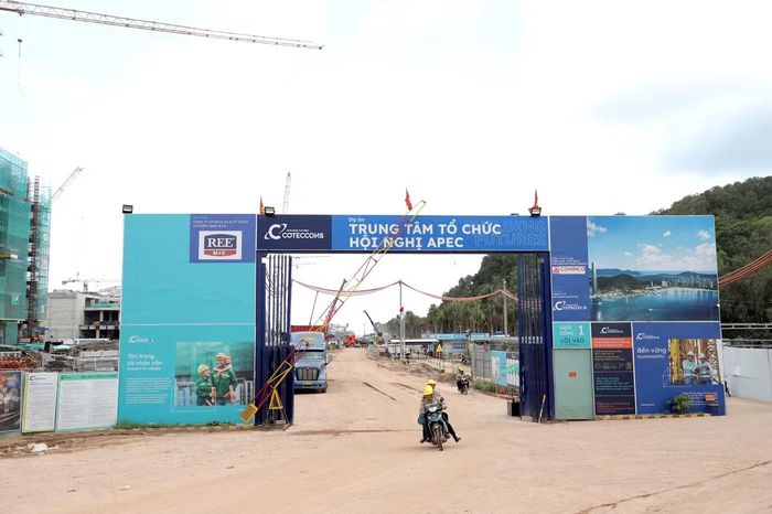 Tại cụm Trung tâm Hội nghị, Triển lãm và Nhà hát đa năng APEC rộng khoảng 16 ha, hàng nghìn kỹ sư, công nhân đang thi công liên tục. Đây là dự án trọng điểm phục vụ APEC 2027 tại Phú Quốc, có tổng mức đầu tư khoảng 21.860 tỷ đồng, gồm Trung tâm Hội nghị và Triển lãm quy mô 6.500 chỗ ngồi, Nhà hát đa năng 4.000 chỗ cùng Công viên APEC.