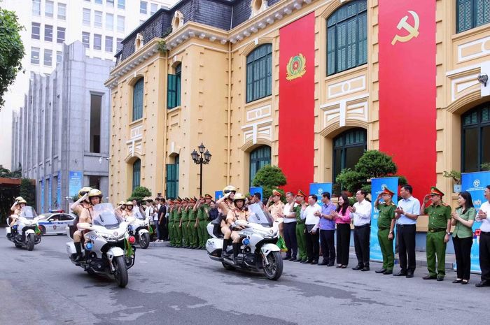 Các lực lượng Công an Hà Nội diễu hành hưởng ứng.