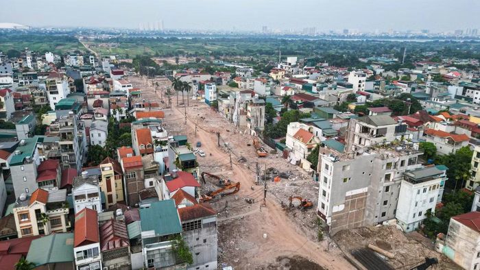 Đường công vụ kết nối từ Nghi Tàm ra khu vực bờ sông Hồng đã hình thành, tạo điều kiện thuận lợi cho nhân lực, thiết bị và phương tiện phục vụ thi công tiếp cận công trường.