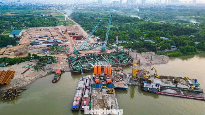 Ngay sau khi mặt bằng tại khu vực nút giao ngõ 310 Nghi Tàm được bàn giao, nhà thầu đã huy động nhân lực, thiết bị triển khai thi công cọc khoan nhồi cùng nhiều hạng mục quan trọng, trong đó có phần đường dẫn lên cầu Tứ Liên.