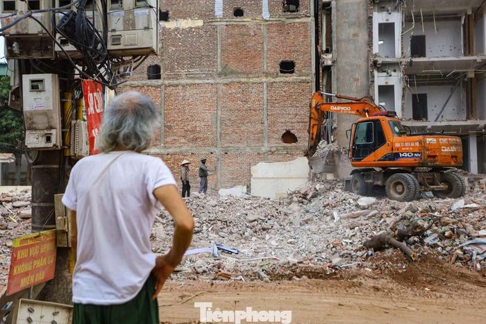 Chứng kiến nhiều công trình trong khu vực được tháo dỡ để phục vụ dự án, ông Hòa (người dân sinh sống tại ngõ 310 Nghi Tàm, phường Hồng Hà) cho biết: "Tuy còn nhiều tiếc nuối với ngôi nhà gắn liền với bao thế hệ nhưng cũng bày tỏ sự đồng thuận với dự án cầu Tứ Liên, kỳ vọng công trình sẽ góp phần giảm áp lực giao thông và thúc đẩy phát triển khu vực ven sông Hồng".