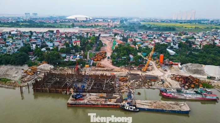 Trên công trường cầu Tứ Liên, các nhà thầu đang tổ chức thi công đồng thời tại nhiều khu vực. Các hạng mục trọng điểm tại nút giao Nghi Tàm, khu vực sông Hồng, sông Đuống và phía Đông Anh đang được triển khai đồng bộ.