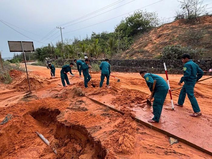 Ngay sau khi xảy ra sự cố, chính quyền địa phương đã huy động lực lượng quân sự, công an cùng các phương tiện cơ giới đến hiện trường để san gạt, thu dọn đất đá, khơi thông tuyến đường.