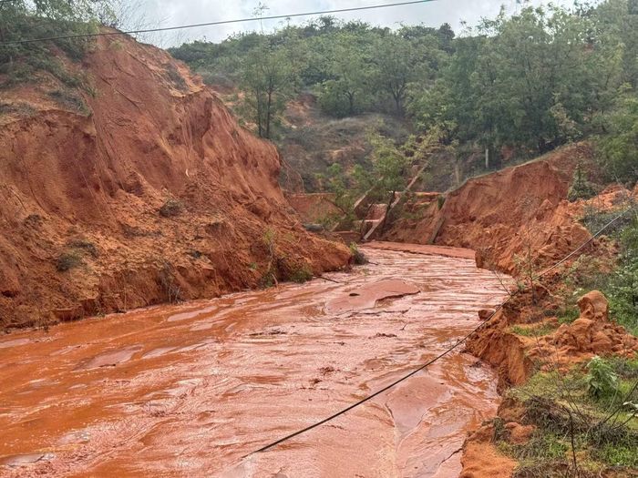 Theo thông tin ban đầu, trận mưa lớn kèm dông, lốc, sét và gió giật mạnh xảy ra vào chiều 4/6 khiến đất trên sườn đồi ngấm nước, kết cấu nền đất bị suy yếu dẫn đến sạt lở.