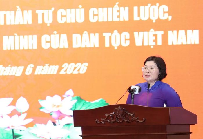 Phó Bí thư Thành ủy TPHCM Văn Thị Bạch Tuyết trao đổi tại hội thảo.