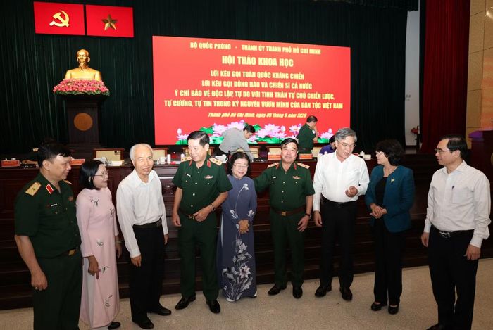 Các đồng chí nguyên lãnh Đảng, Nhà nước, lãnh đạo Bộ Quốc phòng trao đổi bên lề Hội thảo.
