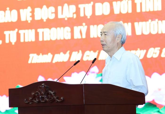 Đại biểu tham luận tại hội thảo.